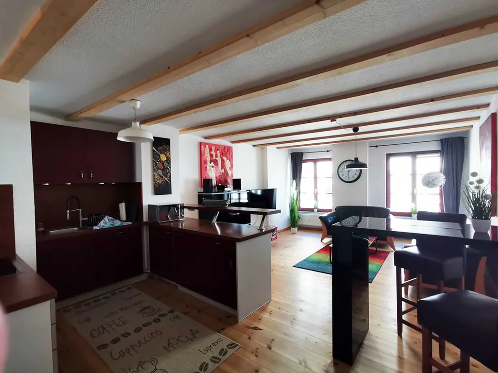 Wohnraum der Ferienwohnung Achterdeck mit offener Küche