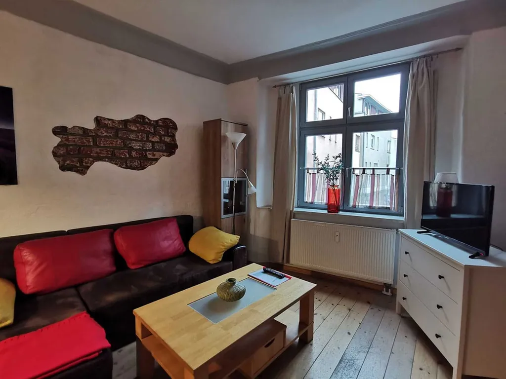 Wohnzimmer der Ferienwohnung Kajüte 3 mit großem Esstisch