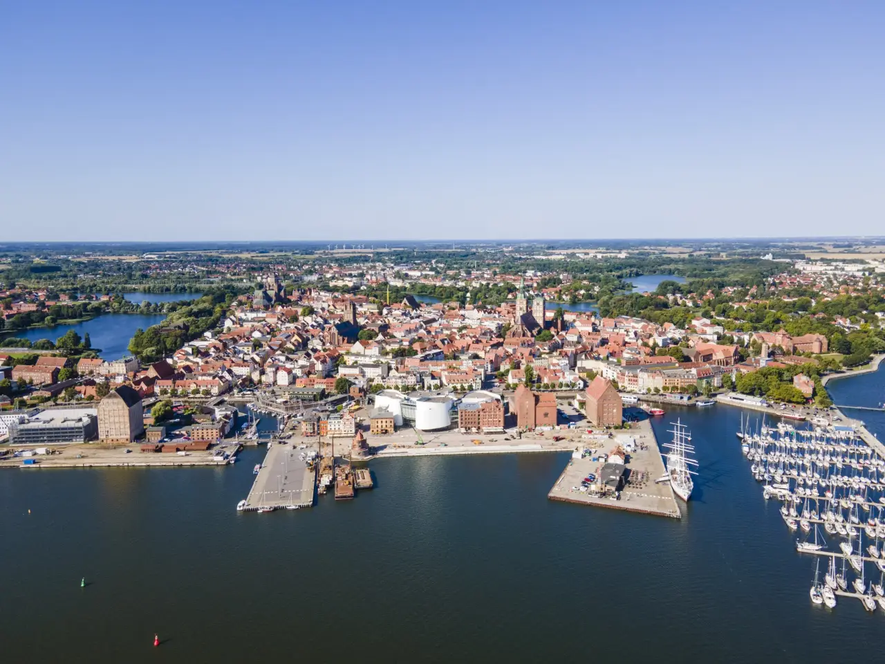 Blick auf die Silhouette der Hansestadt Stralsund